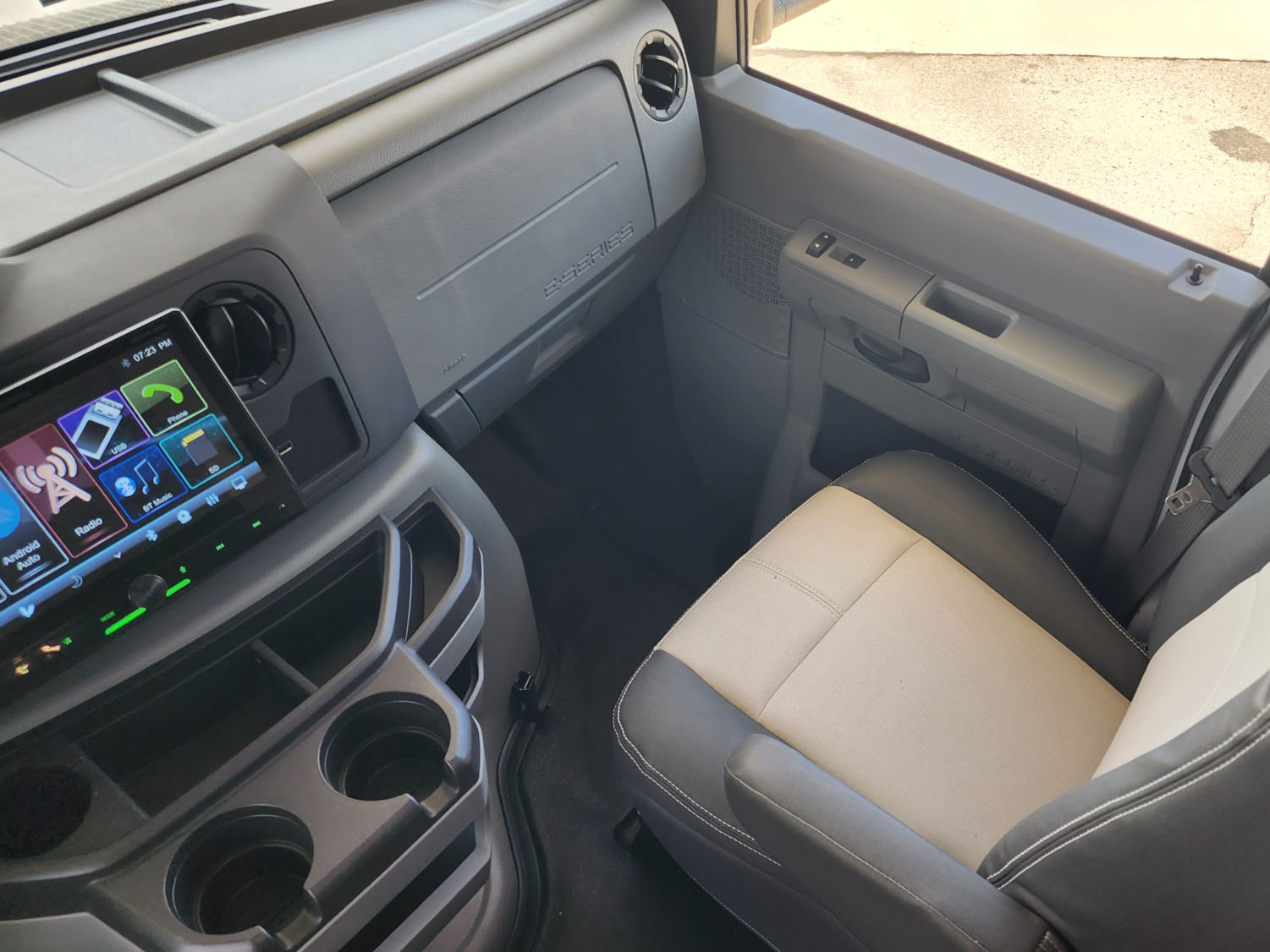 2025 COACHMEN LEPRECHAUN 319MB - Image 8